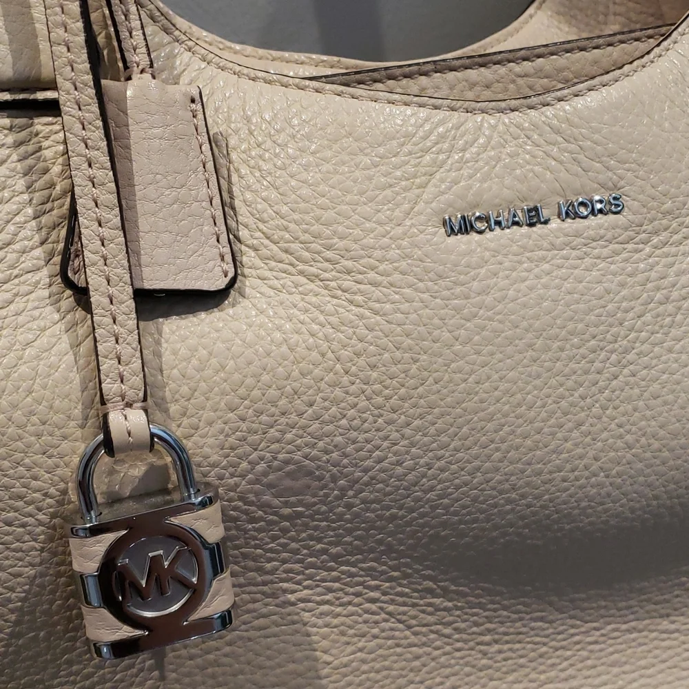 ❣️💫MARK DOWN 💫❣️Michael Kors cream Bag - Picture 12 of 13